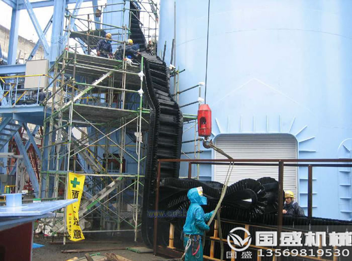 帶裙邊隔板爬坡機(jī)